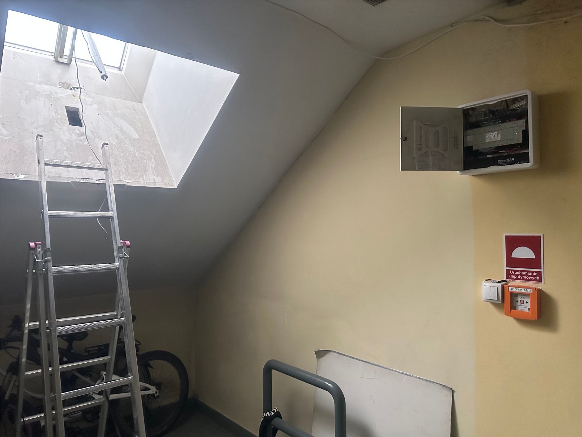 Naprawa systemów oddymiania klatek schodowych