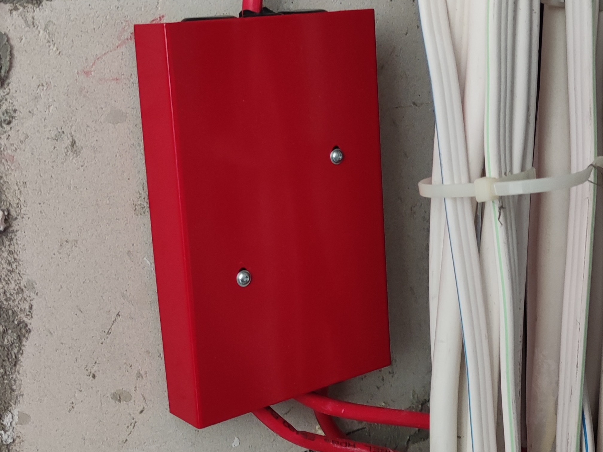 Łączenia przewodów sterowania przeciwpożarowymi wyłącznikami prądu