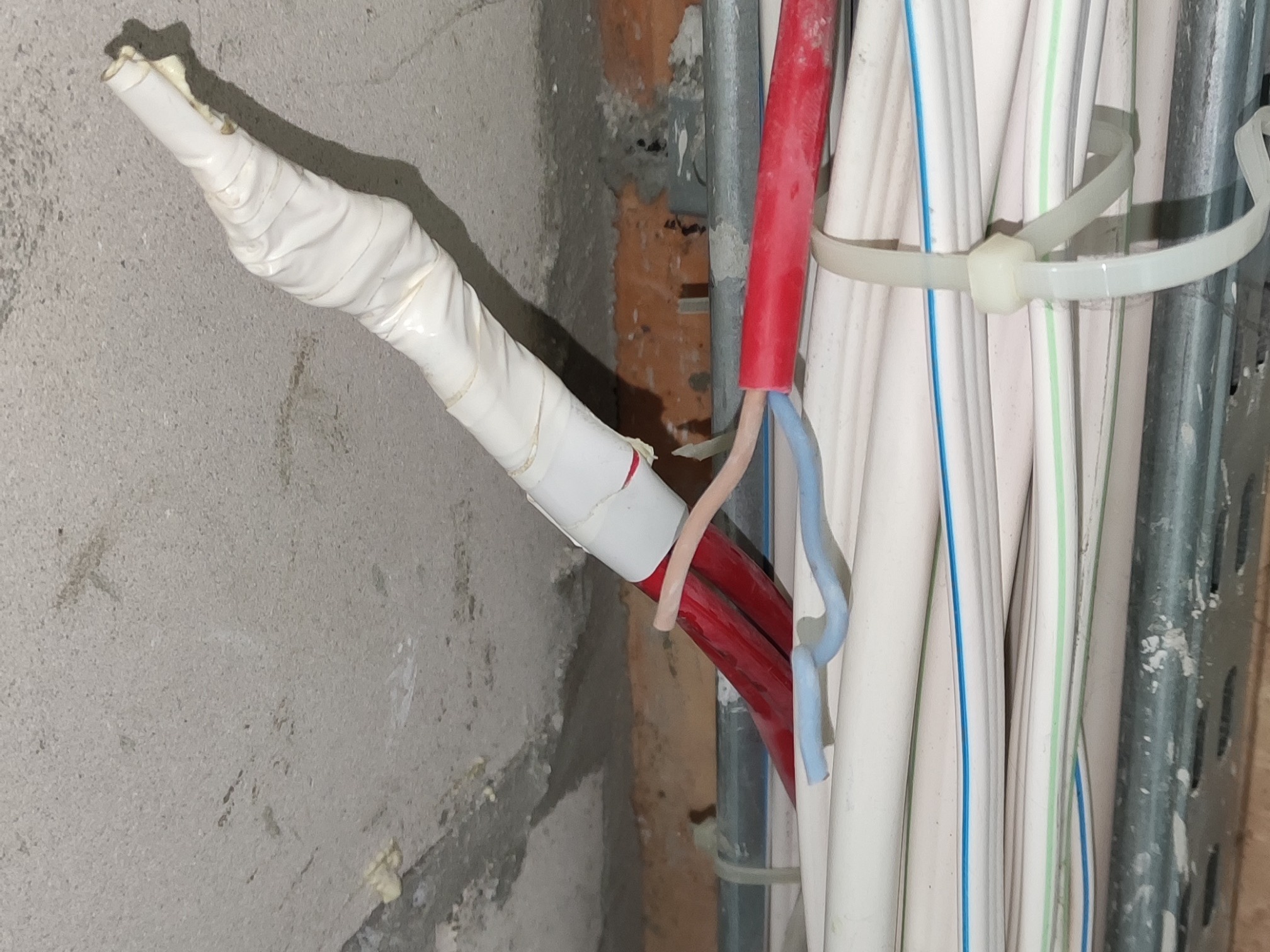 Łączenia przewodów sterowania przeciwpożarowymi wyłącznikami prądu